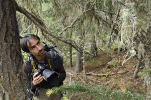 Christophe Sidamon-Pesson photographiant des lichens